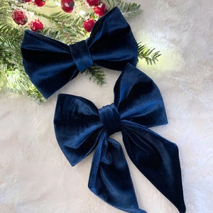 Handgemaakte blauwfluwelen strik voor huisdieren: kerstaccessoire voor kat en hond