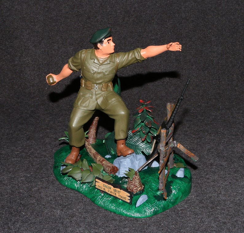 Aurora Model Built Up 1966 Green Beret ALL ORIGINAL A image 1