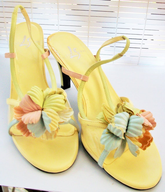 pale yellow pumps