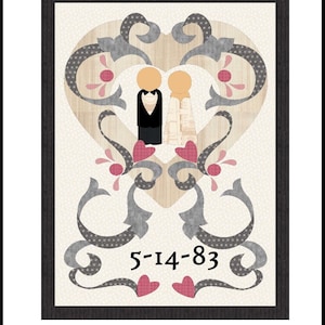Può includere: Un modello di trapunta sampler di matrimonio con una coppia in una cornice a forma di cuore con la data 5-14-83. Il modello misura 16 pollici per 22 pollici ed è stato progettato da Sindy Rodenmayer.
