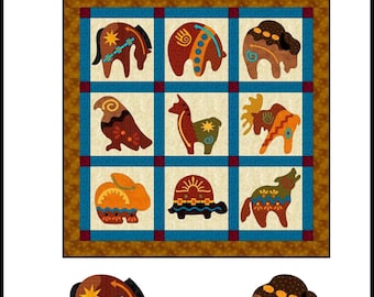 Könnte beinhalten: Ein Quiltmuster mit von amerikanischen Ureinwohnern inspirierten Tierdesigns. Das Muster enthält ein Pferd, einen Bären, einen Büffel, einen Adler, ein Lama, einen Elch, ein Kaninchen, eine Schildkröte und einen Wolf. Das Muster ist 50 Zoll mal 50 Zoll groß. Das Muster heißt "Native Flair" und ist Teil der FatCat Patterns-Kollektion.
