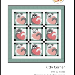Peut inclure: Un modèle de courtepointe avec neuf chats gris tenant des cœurs roses, disposés en grille. La courtepointe mesure 50 pouces sur 50 pouces et s'appelle "Kitty Corner".