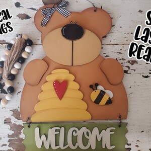 Bee Bear welkomstbord SVG | Laserklaar lentebord | Glow Forge Zomer| Bee Skep SVG| Bijenkorf SVG