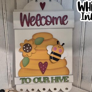 Welkom bij ons bijenkorfbord SVG | Laserklaar lentebord | Glow Forge Zomer| Bee Skep SVG| Bijenkorf SVG