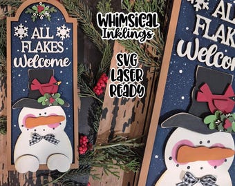 Könnte beinhalten: Holzschild mit Schneemann und dem Text "ALL FLAKES WELCOME". Der Schneemann hat einen schwarzen Hut, eine Karottennase und eine rote Schleife. Das Schild ist braun umrandet und mit Schneeflocken und Beeren verziert.
