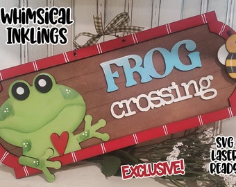 Peut inclure: Une pancarte en bois avec une bordure rouge et des rayures blanches. La pancarte indique "Frog Crossing" en lettres bleues et blanches. Une grenouille verte avec un cœur rouge est sur le côté gauche de la pancarte. Une abeille jaune et noire est sur le côté droit de la pancarte. La pancarte est étiquetée "Exclusive!" et "SVG Laser Ready".