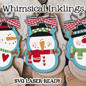 Puede incluir: Tres adornos de muñeco de nieve caprichosos con detalles rojos, verdes y azules. Cada muñeco de nieve tiene un sombrero y una bufanda diferentes. Los adornos están cortados con láser y listos para ser pintados. SVG Laser-Ready.