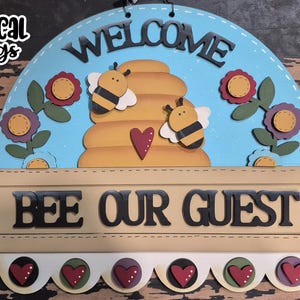 Bee Our Guest-bord laser SVG | Laserklaar lentebord| Glow Forge Zomer| Bee Skep SVG| Bijenkorf SVG