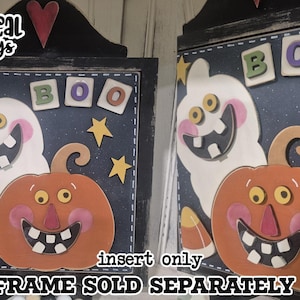 Pode incluir: Inserções de madeira com tema de Halloween com um fantasma e uma abóbora sorridentes, e a palavra "BOO". As inserções são decoradas com estrelas amarelas e doces de milho em um fundo azul escuro. O texto "SVG LASER READY" também é visível.
