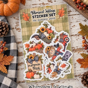Puede incluir: Un set de pegatinas titulado Whimsical Inklings Sticker Set the pumpkin patch con varias ilustraciones de temática otoñal que incluyen calabazas, girasoles, un espantapájaros, un letrero de madera y lazos a cuadros blancos y negros.
