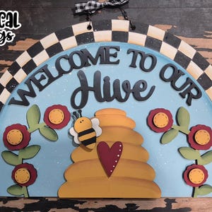 Welkom bij ons Hive-Prim SVG | Laserklaar lentebord| Glow Forge Zomer| Bee Skep SVG| Bijenkorf SVG