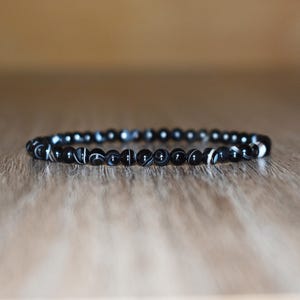 Bracelet onyx noir rayé de 4 mm, bijoux minimalistes personnalisés en pierres précieuses de la taille d'un poignet pour elle et lui