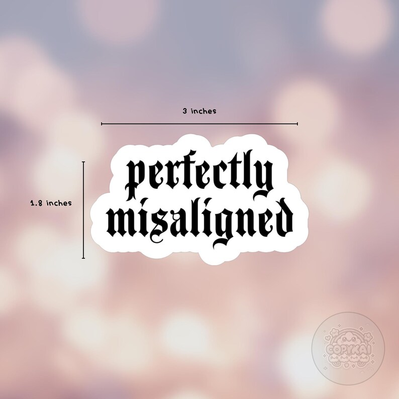 Puede incluir: Una pegatina blanca con la frase "perfectly misaligned" en fuente g&oacute;tica negra. La pegatina mide 7,6 cm de ancho y 4,6 cm de alto. El fondo es una suave mezcla borrosa de rosa y morado.