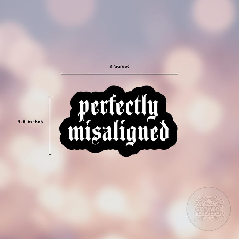 Puede incluir: Una pegatina negra con las palabras "perfectly misaligned" en una fuente g&oacute;tica. La pegatina mide 7,6 cm de ancho y 4,6 cm de alto. El fondo es una mezcla borrosa de rosa y blanco.