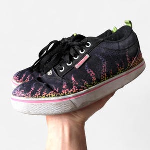 Zapatillas HEELYS con estampado de guepardo arcoíris negro para mujer, talla 6.5, sin ruedas