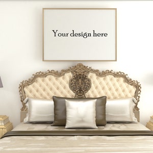 Könnte beinhalten: Ein luxuriöses Schlafzimmer mit einem großen, verzierten Kopfteil, zwei Nachttischen mit Lampen und einem gerahmten Bild über dem Kopfteil. Das Bild ist leer und trägt den Text "Your design here".