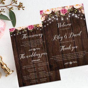 Op de afbeelding: Trouwprogramma met een rustieke houten achtergrond, bloemaccenten en lichtslingers. Het programma bevat de ceremoniedetails, de bruiloftsgasten en een bedankbericht. De namen "Riley & David" staan erop.