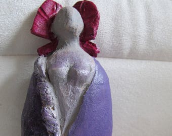 Petite sculpture d'une alsacienne en terre cuite