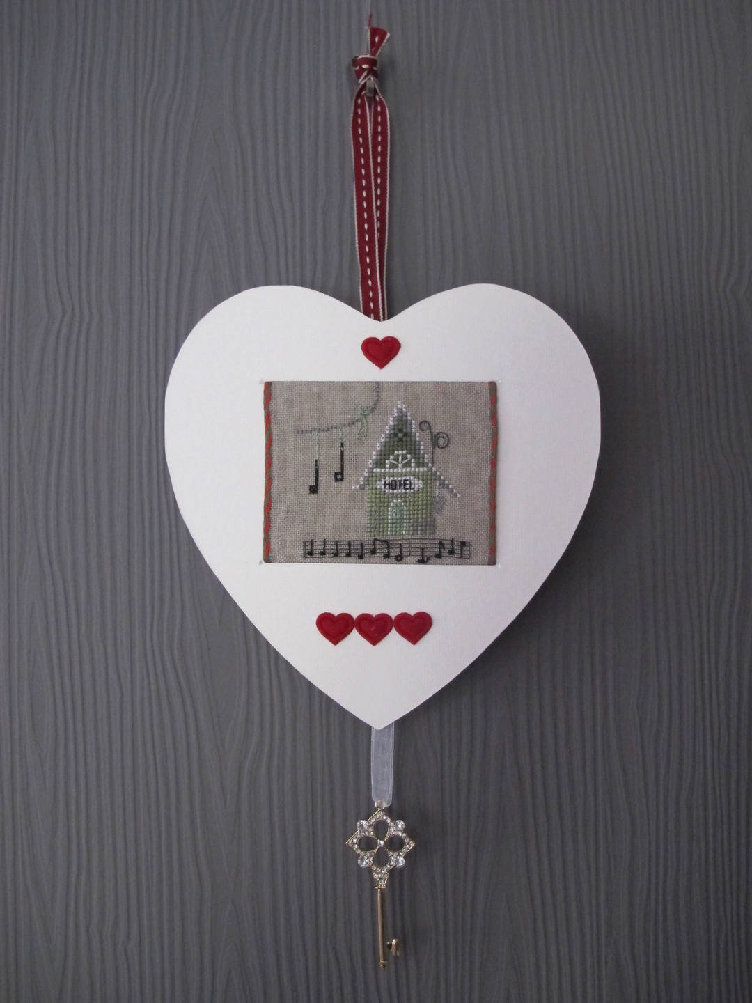 Suspension Coeur avec Hôtel Brodé et Clé