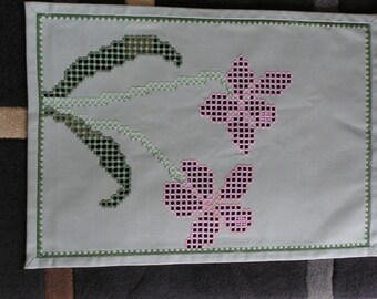 Embroidered mat in Hardanger orchids green and pink