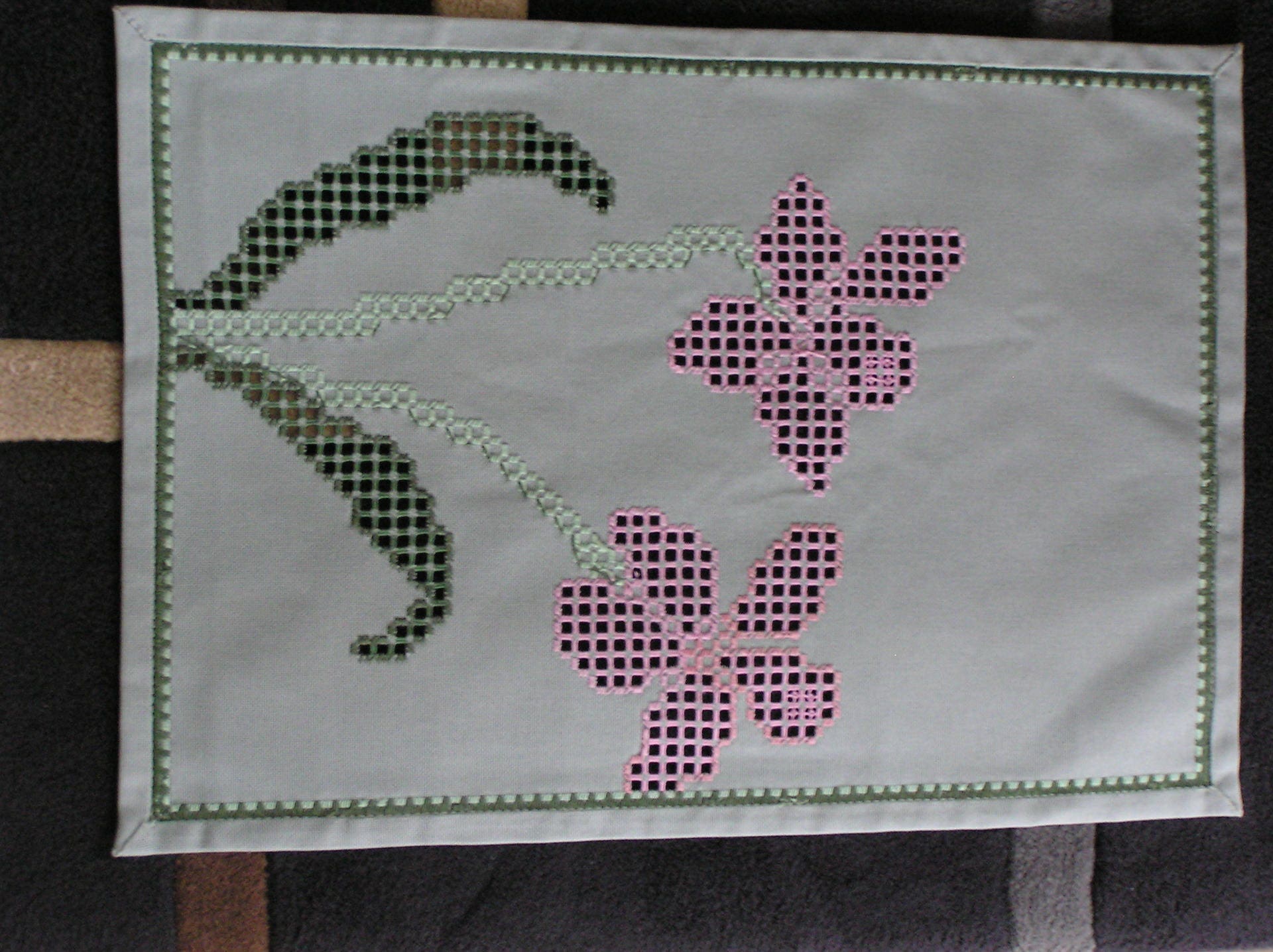Embroidered mat in Hardanger orchids green and pink