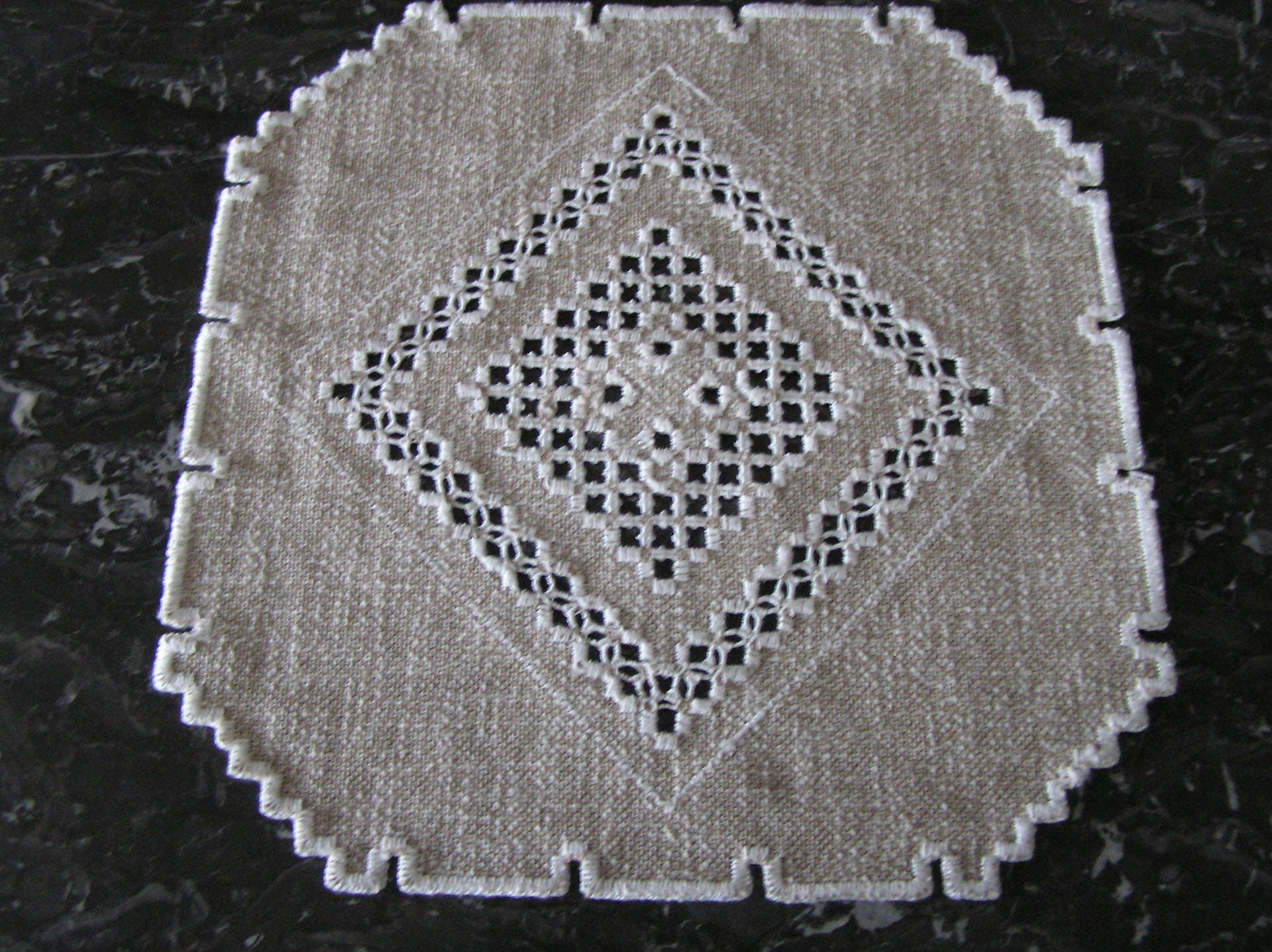 Napperon Carré Brodé en Hardanger de Couleur Beige Rustique
