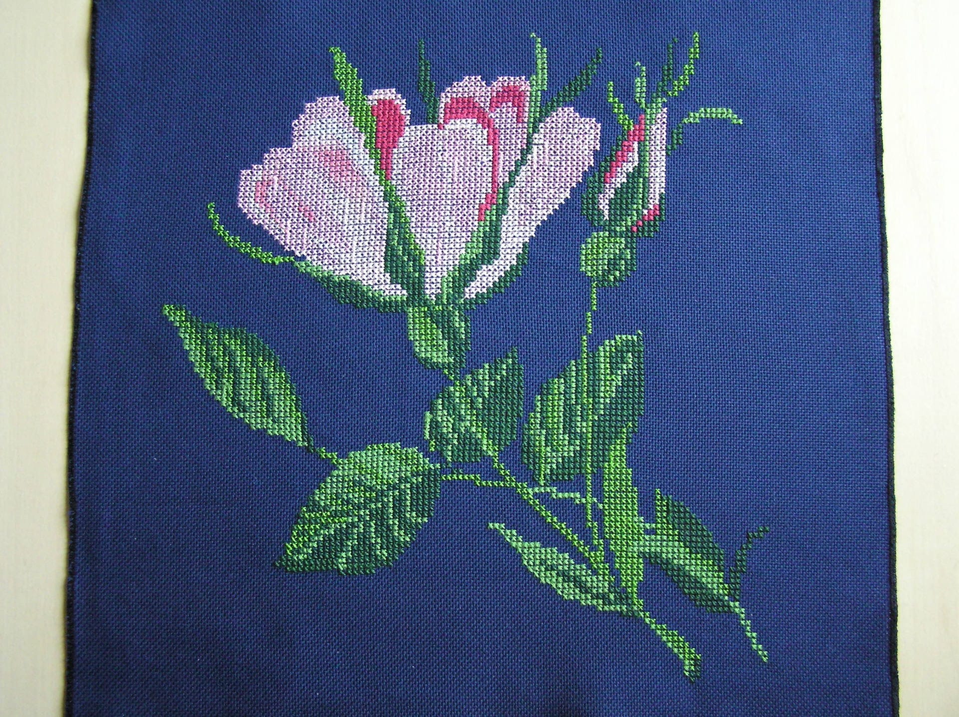 Broderie Roses sur Fond Bleu Marine