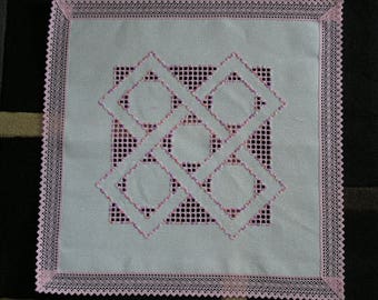 Square doily embroidered in pink Hardanger