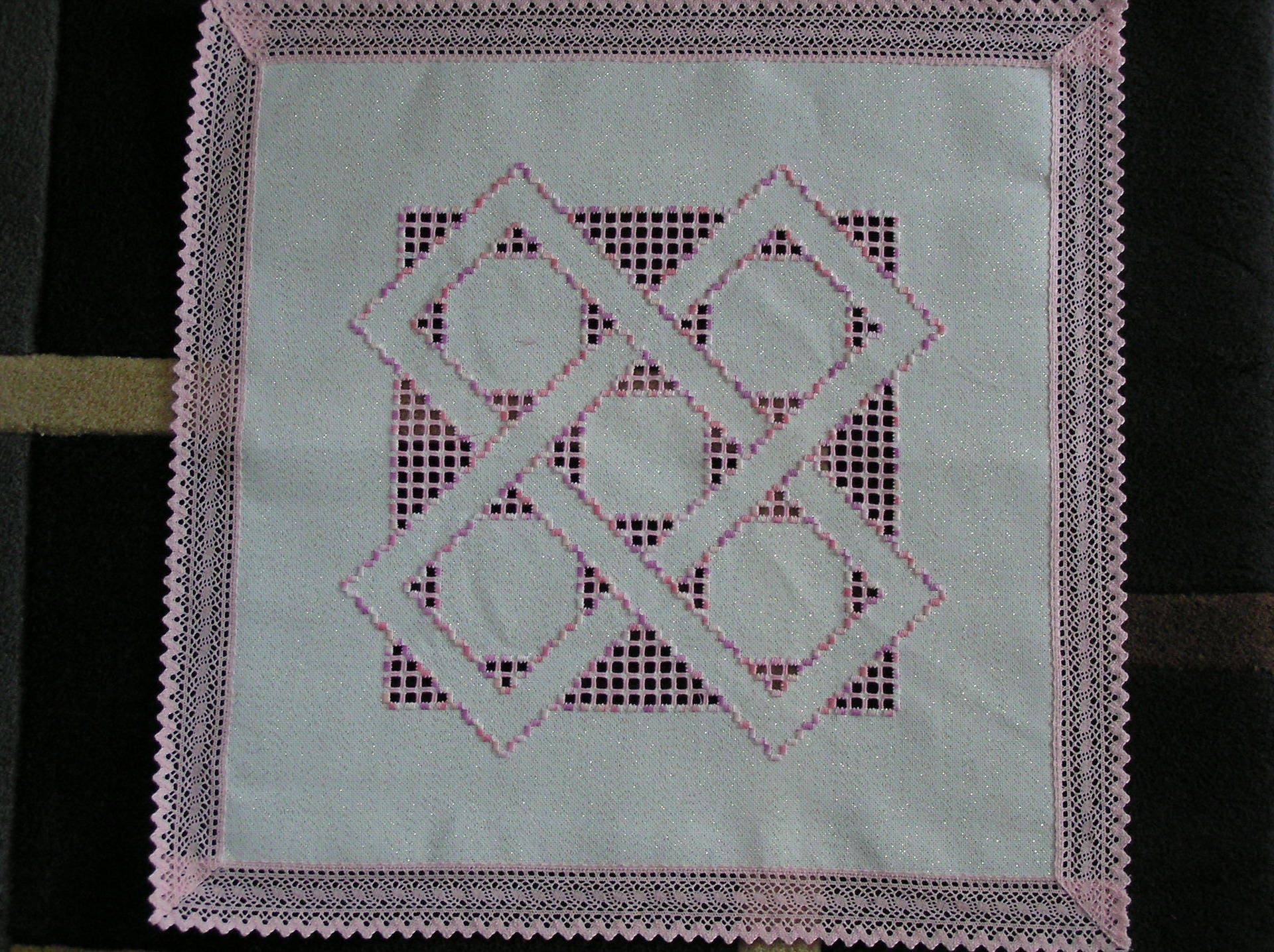 Quadratische Deckchen In Rosa Hardanger Bestickt Etsy