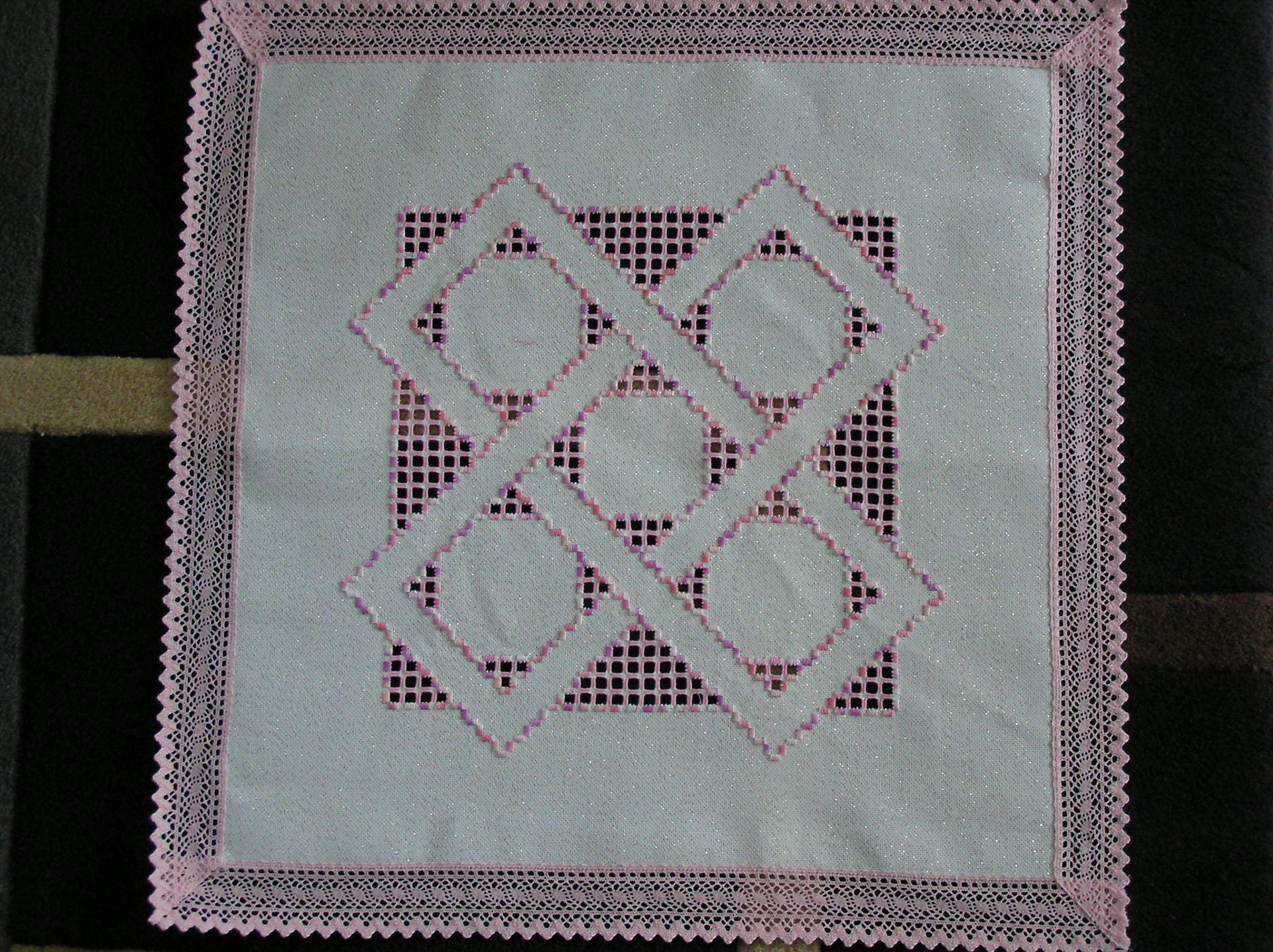 Napperon Carré Brodé en Hardanger Rose