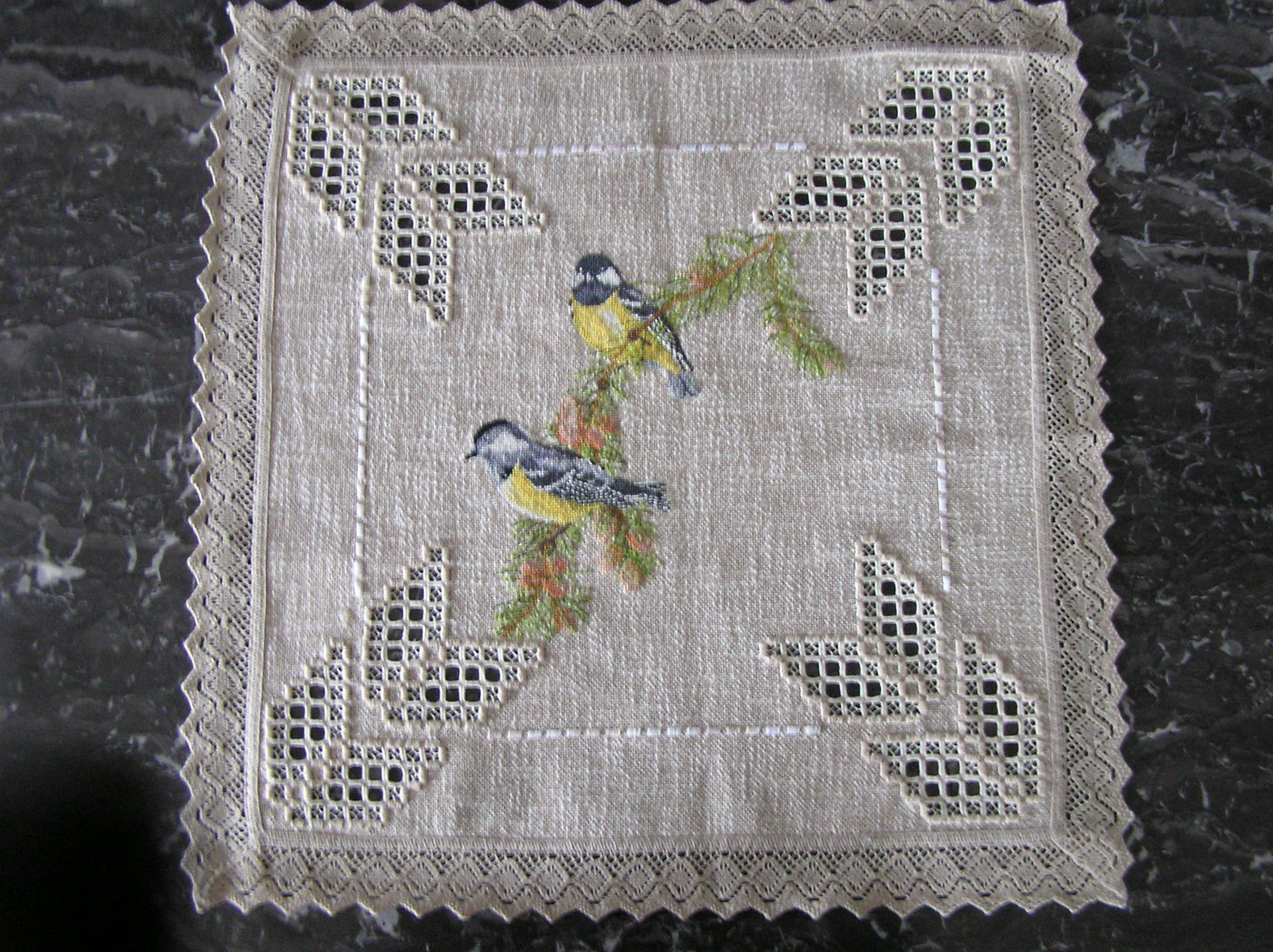Napperon Beige Brodé d'oiseaux et Hardanger