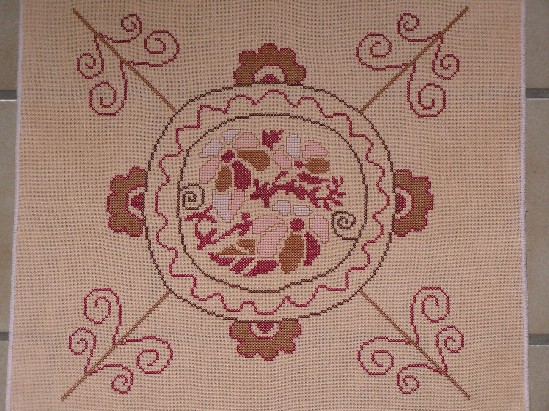 Broderie Variation en Rose et Brun Au Point de Croix