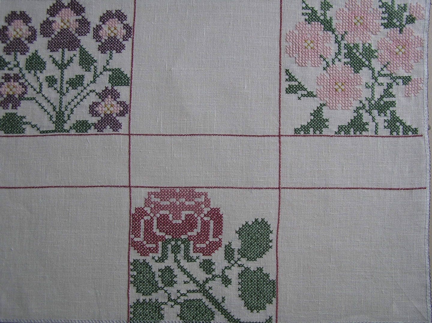 Broderie Fleurs Rouges