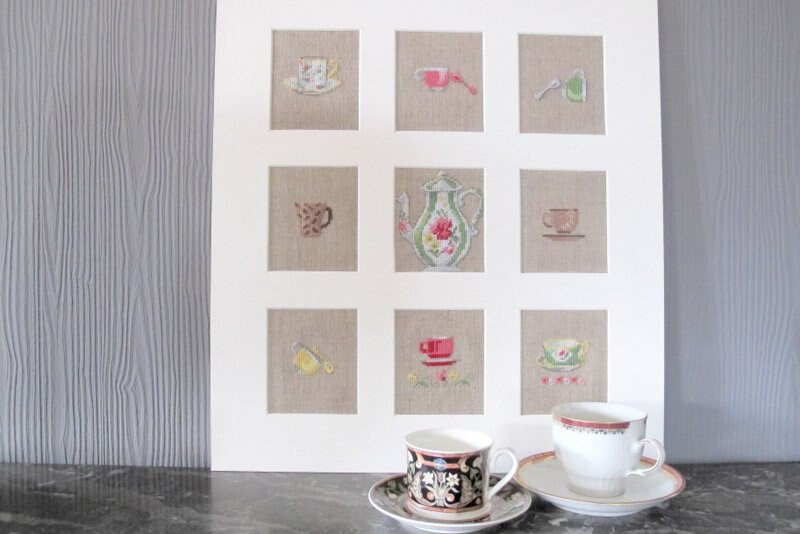 Tableau de 9 Tasses et Soucoupes Brodées