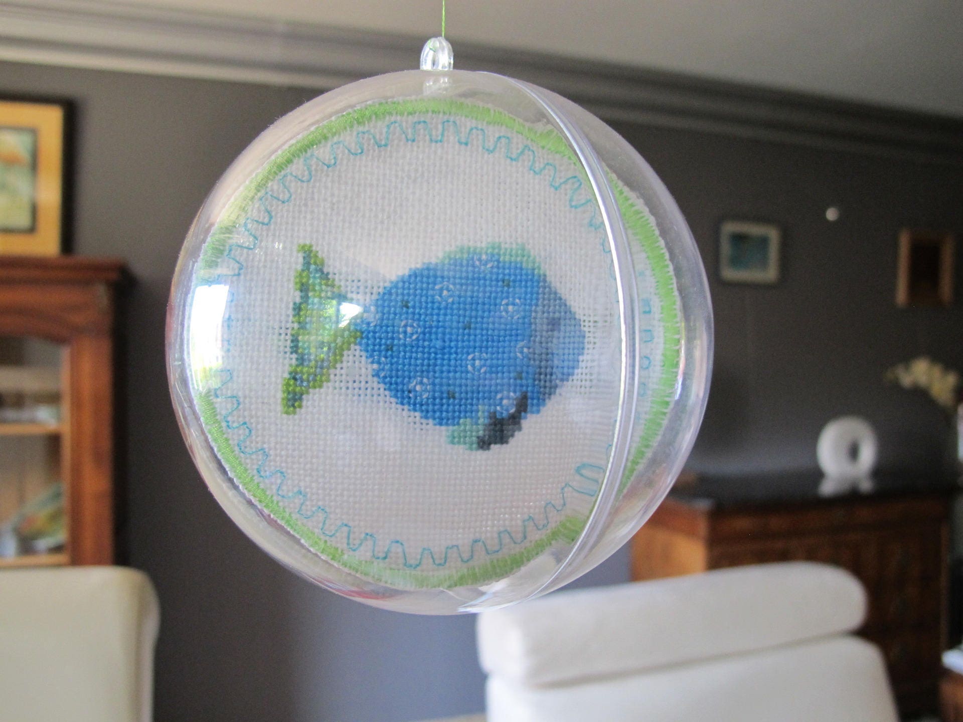 Boule Transparente Contenant Deux Broderies Poisson