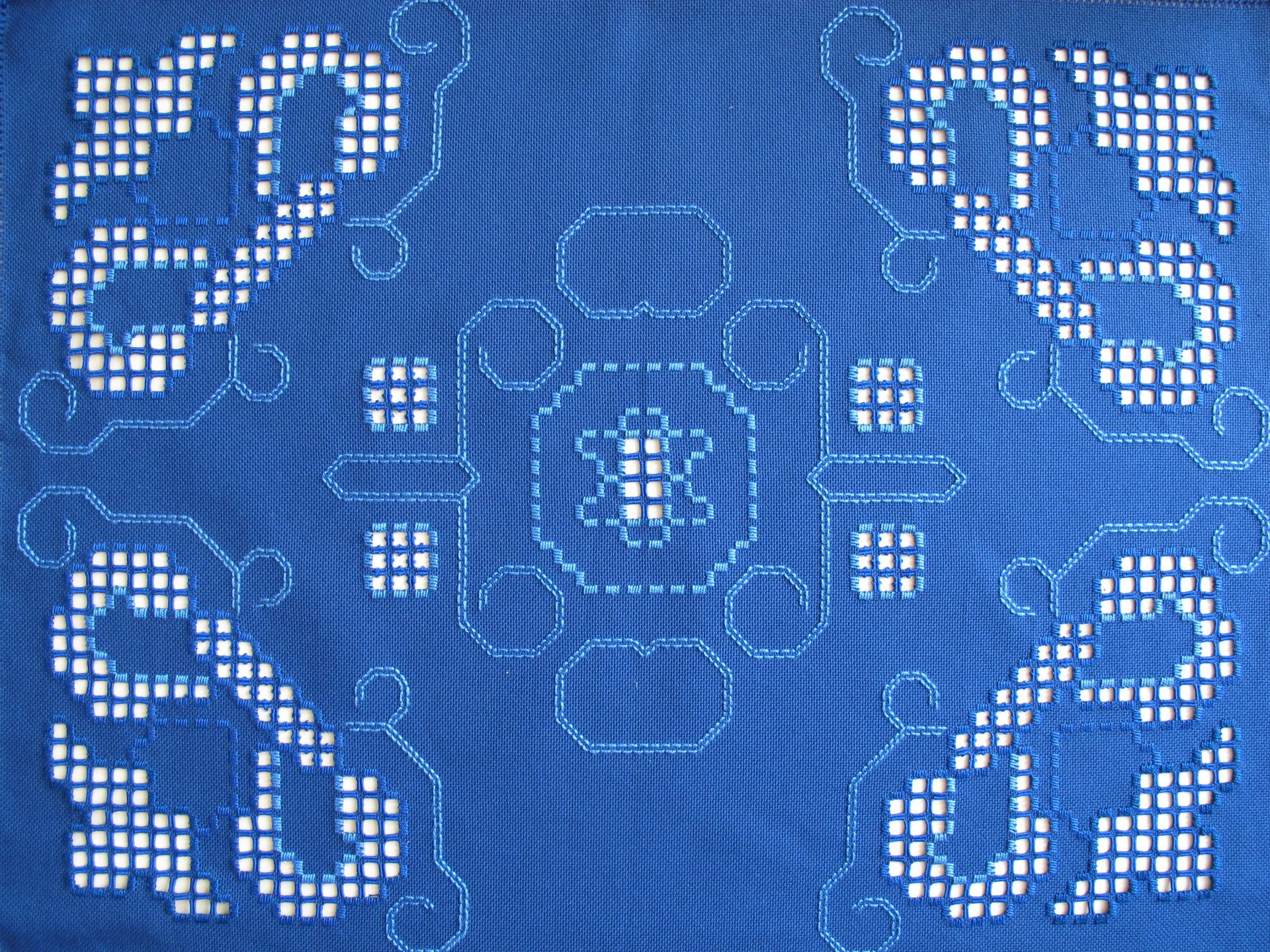 Napperon Rectangulaire Bleu Brodé en Hardanger