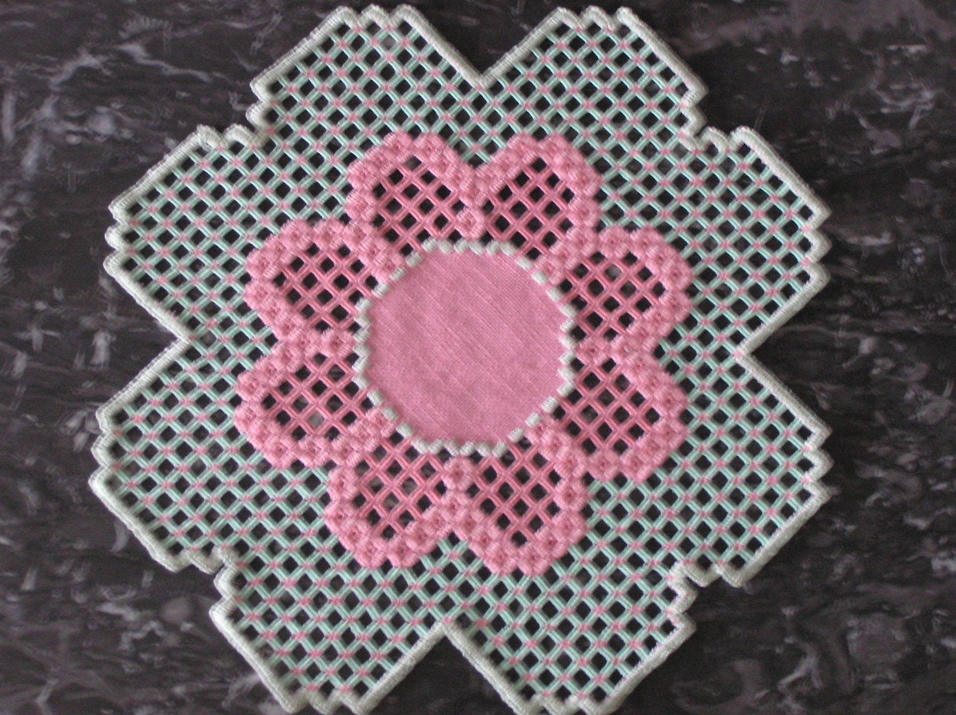 Napperon en Broderie Hardanger Vert et Rose