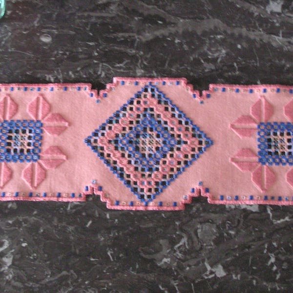 Napperon en broderie Hardanger rose et bleu