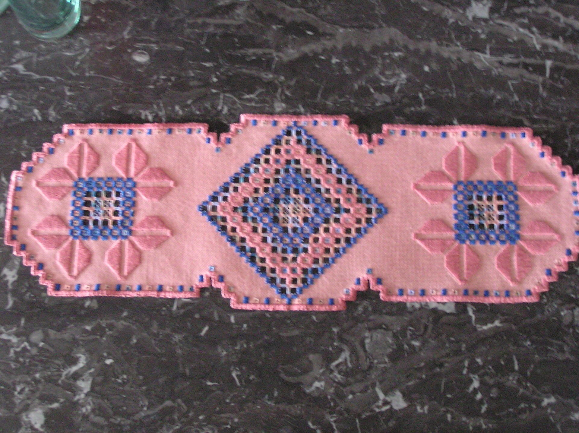 Napperon en Broderie Hardanger Rose et Bleu