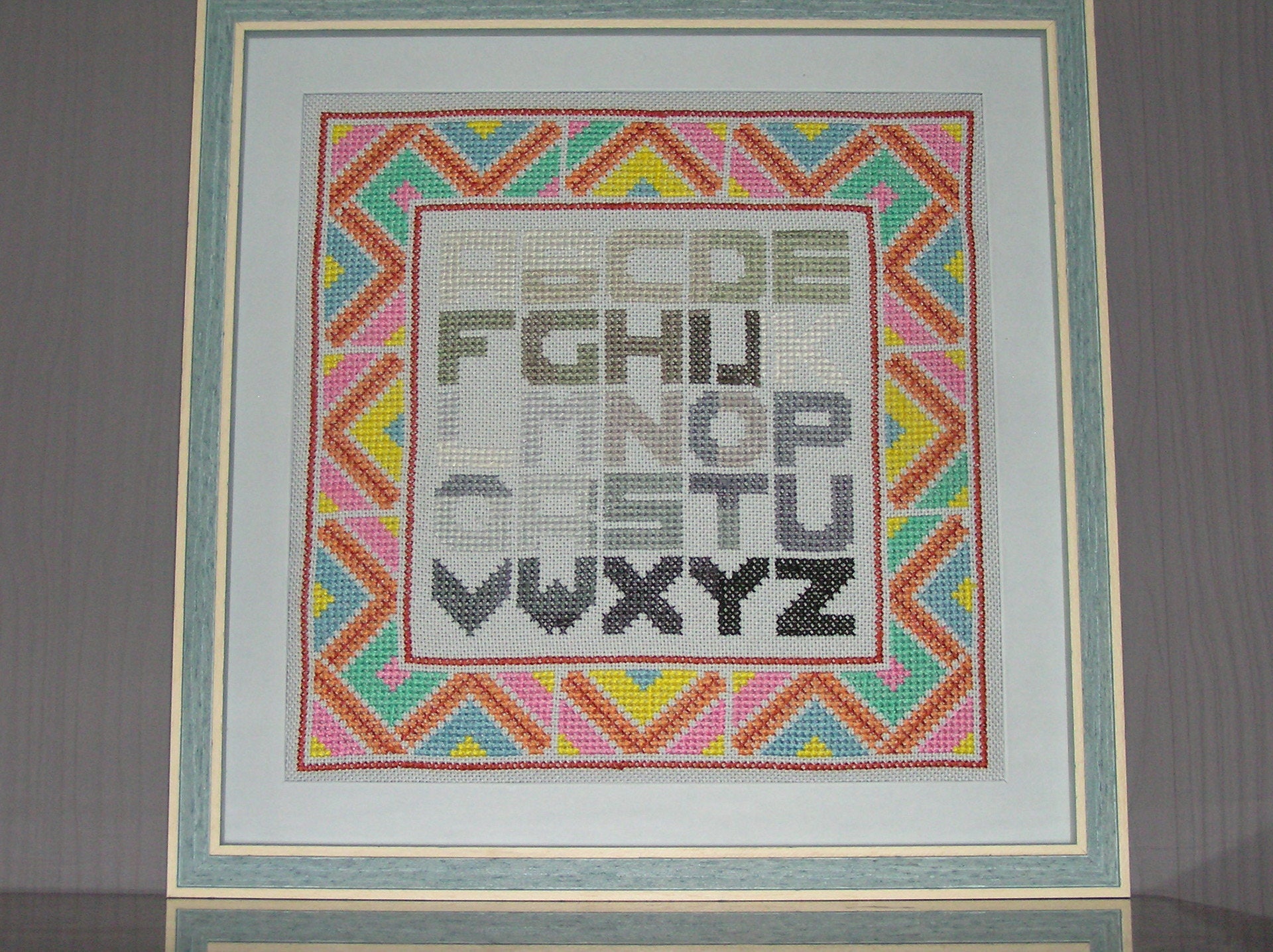 Petit Tableau Abécédaire Ethnique Brodé