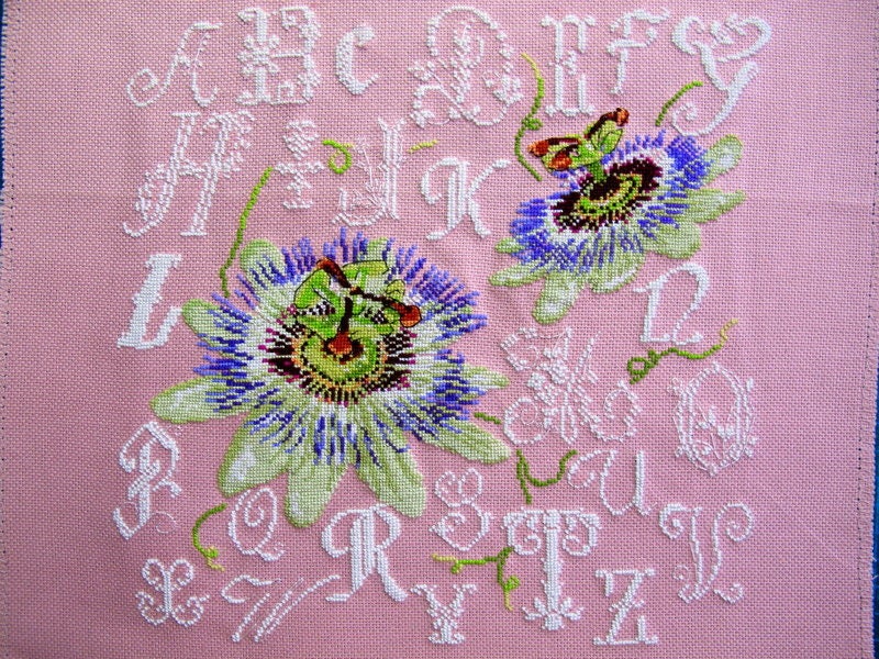 Abécédaire Fleur de La Passion Brodé Au Point Croix