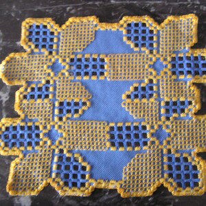 Individual de mesa pequeno Hardanger azul e amarelo