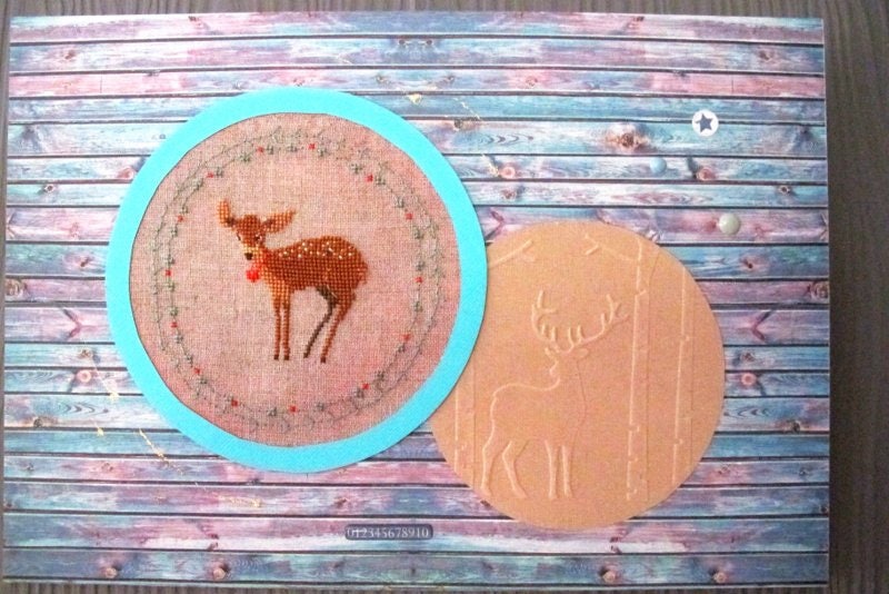 Tableau Biche Brodée et Cerf sur Lambris