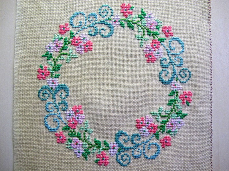 Broderie Couronne Fleurie Au Point de Croix