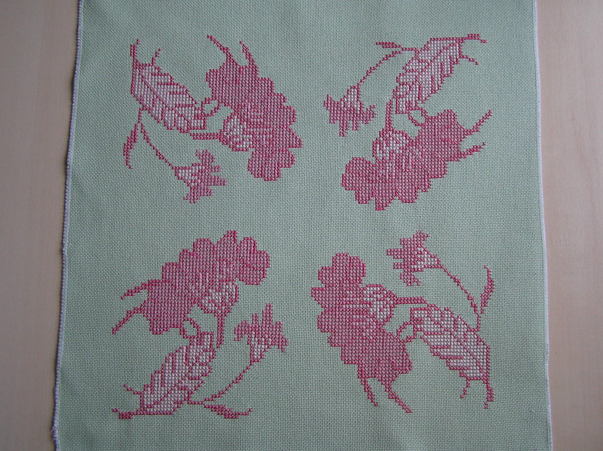 Broderie Variation en Rose Au Point de Croix Compté