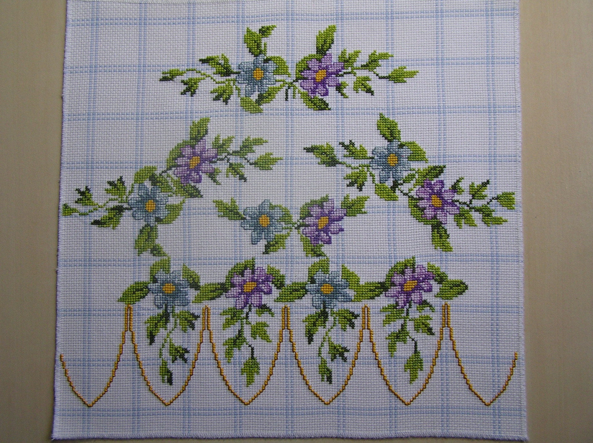 Broderie de Fleurs Festonnées Au Point Croix