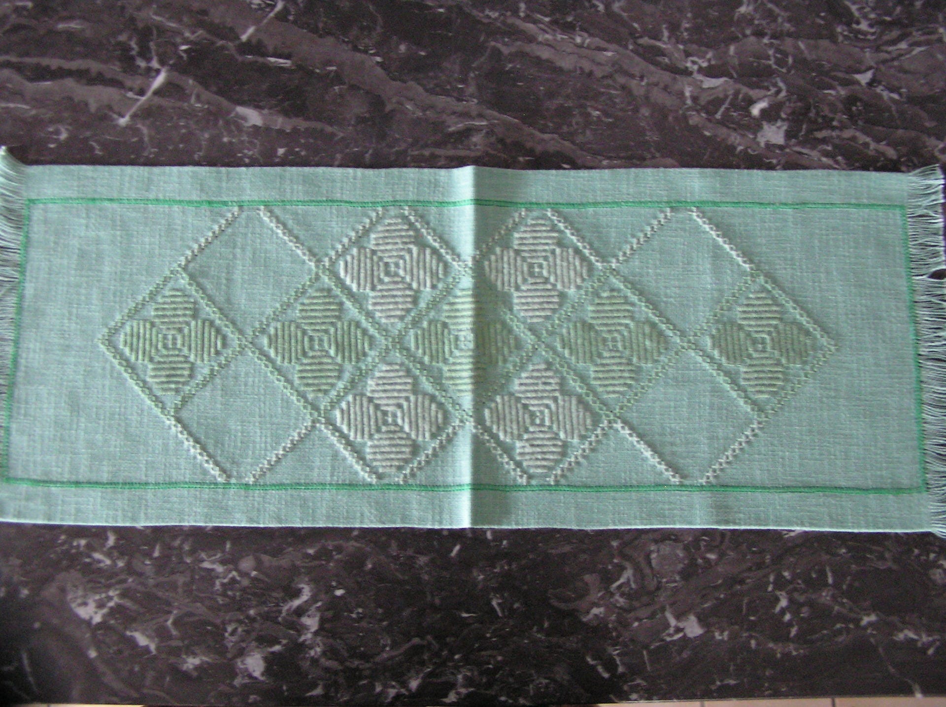 Chemin de Table Broderie Myreschka Vert