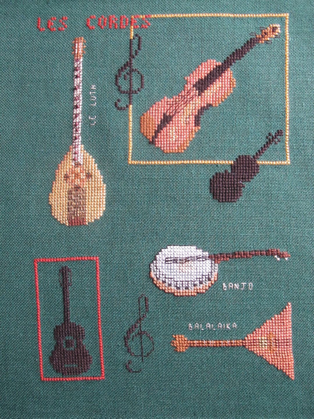 Broderie Les Cordes Au Point de Croix sur Fond Vert