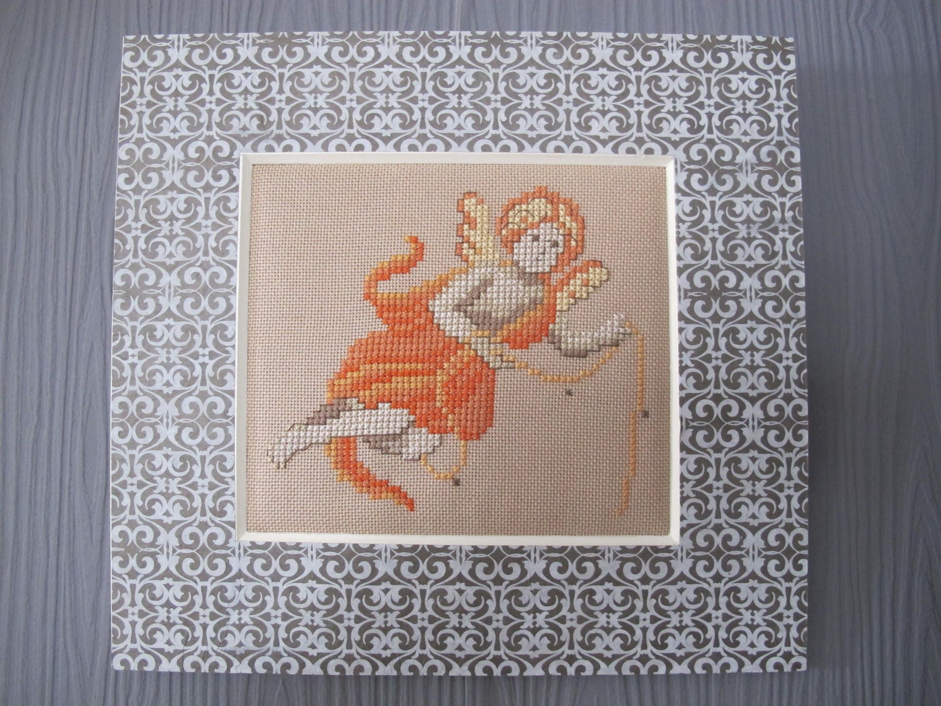 Petit Tableau d'un Ange Brodé Au Point de Croix