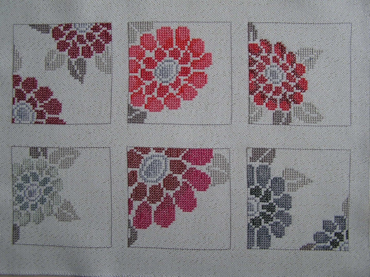 Broderie Rouge et Grise